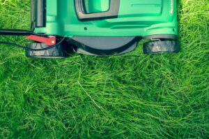 Tondeuse à gazon contre une herbe haute