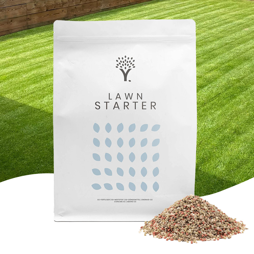 Front image of the Lawn Starter Fertiliser lawn feed product pouch with lawn feed in front of the pouch