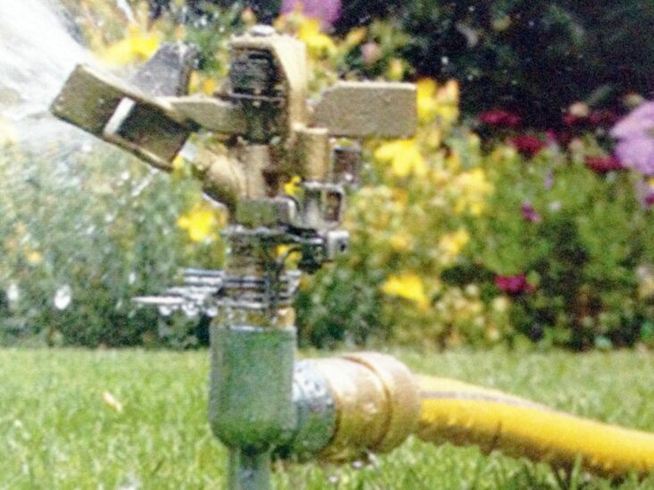 Sprinkler with Stabilising Awl for watering the lawn