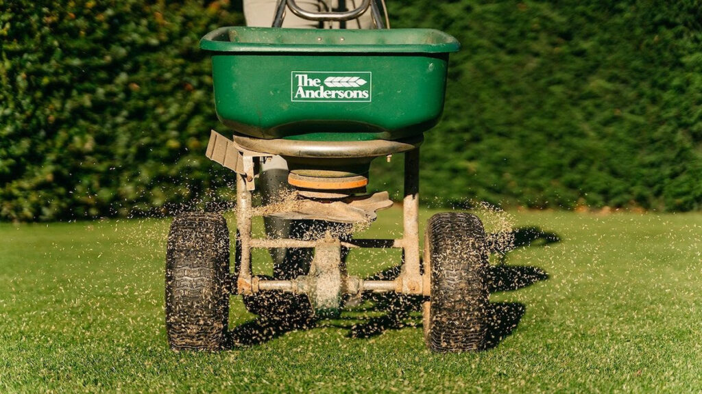 fertilise with spreader