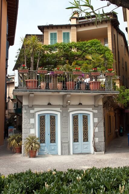 A lovely Mediterranean balcony garden