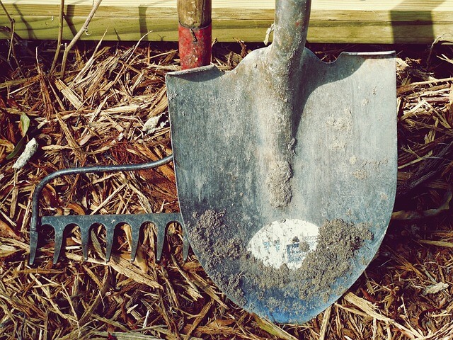A dirty garden spade, ready for cleaning!